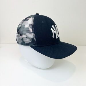 New York Yankees Back Switch Mvp Black/Camo Trucker - New Era